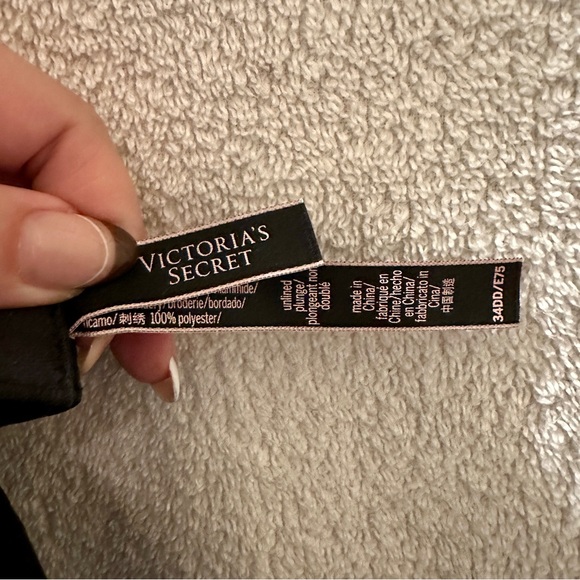 Victoria’s Secret unlined plunge - Picture 4 of 4